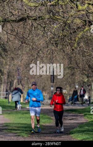 Clapham Common, London, Großbritannien. März 2020. Clapham Common, London, Großbritannien. März 2020. Die Leute kommen auf Clapham Common hinaus, um ihre Tage Sport zu treiben - die meisten üben soziale Distanzierung. Der erste Tag des Ausbruchs des "Lockdown" in Clapham - Anti Coronavirus (Covid 19) in London. Credit: Guy Bell/Alamy Live News Stockfoto