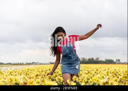 Junge Frau auf den Feldern der Niederlande Stockfoto