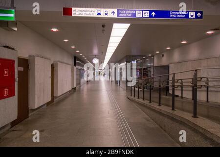 Leer desertierte Warszawa Centralna, auf Englisch bekannt als Warsaw Central, der primäre Bahnhof in Warschau, Polen während der Coronavirus Pandemie Stockfoto