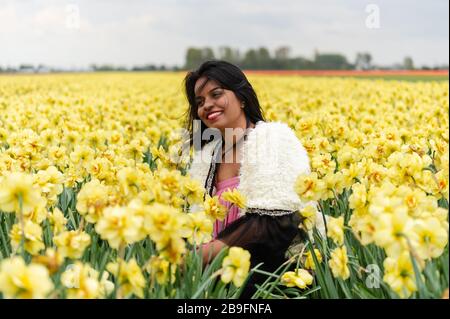 Junge Frau auf den Feldern der Niederlande Stockfoto