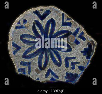 Fragment majolika Teller, Blau auf Weiß, Dekoration 8-Blatt florales Muster, Platte Geschirr halter Boden finden Keramik Steingut glasiert, gebackene Unterseite mit klaren Vorsprung abgedeckt Glasur. Monochrome Archäologie Essen servieren zu dienen Stockfoto