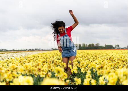 Junge Frau auf den Feldern der Niederlande Stockfoto