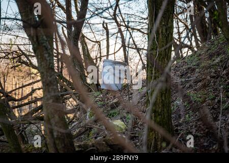 Eimer und anderer Müll in der Natur Stockfoto