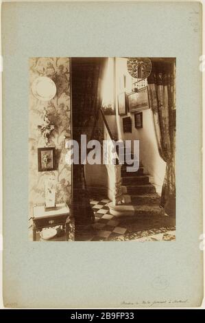 HAUS GONCOURT, 53 BOULEVARD Montmorency, SAAL MIT BLICK AUF DIE TREPPE, 16. BEZIRK Maison des Goncourt, 53 Boulevard Montmorency, Vestibule avec vue de l'escalier. Paris, XVIème arr., juillet 1883. Photographie de Ferdinand Lochard. Paris, musée Carnavalet. Stockfoto