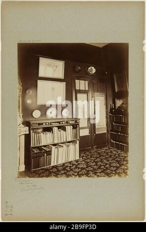 HAUS GONCOURT, 53 BOULEVARD Montmorency, DACHGESCHOSS, EINGANGSTÜR, 16. BEZIRK Maison des Goncourt, 53 Boulevard Montmorency, le grenier, porte d'entrée. Paris, XVIème arr., Mai 1886. Photographie de Ferdinand Lochard. Paris, musée Carnavalet. Stockfoto