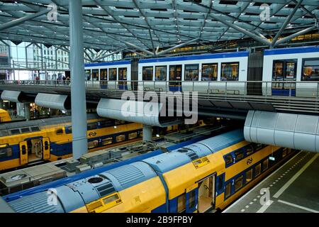 Züge und Straßenbahn im Hauptbahnhof von den Haag Stockfoto