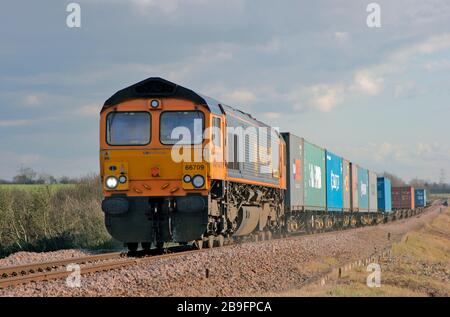 Eine Diesellokomotive der GBRf-Klasse 66 Nummer 66709 "Joseph Arnold Davies" arbeitet intermodal in der Nähe von Ely Dock Junction. Stockfoto