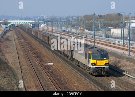 Eine Elektrolokomotive der Klasse 92 Nummer 92023, die eine Waggonlastenfracht des Kanaltunnels in Sevington in Kent arbeitet. Stockfoto