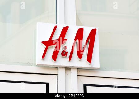 Bordeaux, Aquitanien/Frankreich - 01 15 2020: H&M Logo Sign Store H & M Hennes Mauritz ab schwedisches multinationales Einzelhandelsunternehmen Mode Clothi Stockfoto