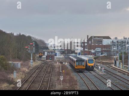 Zurückgezogen in der Northern Rail Klasse 142 Pacer-Züge mit der neuen Klasse 195 in Barrow in Furness, Cumbria Stockfoto