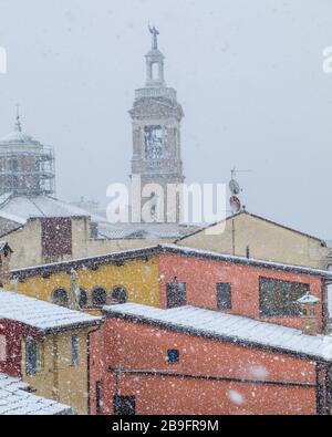 Auf den Dächern von Foligno, in der umbrischen Region Italiens, fällt unerwarteter Schnee Stockfoto