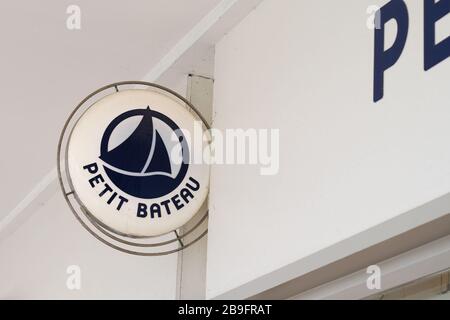 Bordeaux, Aquitanien/Frankreich - 02 15 2020: Petit Bateau Kinder Modegeschäft Schild kleines Boot Logo Shop für Kinder Stockfoto