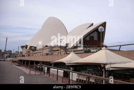 Sydney, Australien. März 2020. Opera Kitchen ist am 24. März 2020 in Sydney, Australien geschlossen. Die beiden größten Bundesstaaten Australiens haben beschlossen, bedeutende neue Schritte zur Bekämpfung der COVID-19 zu Unternehmen, wobei beide Staaten ankündigten, dass nicht wesentliche Aktivitäten und Geschäfte ab Montag Mittag geschlossen werden. Die Schließungen kommen, da die Anzahl der bestätigten Fälle in ganz Australien 1.609 übersteigt, wobei New South Wales und Victoria den Großteil der Infektionen bilden. Kredit: Bai Xuefei/Xinhua/Alamy Live News Stockfoto