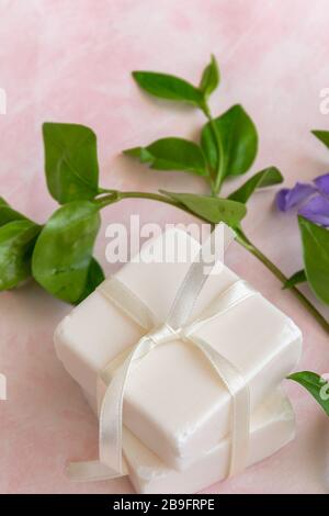 Handgefertigte Seifen mit Wildblumenextrakt. Hygiene, handwerkliche Produkte Stockfoto