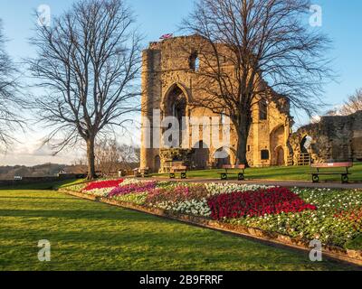 Frühlingsblumen vor dem Kings Tower auf Knaresborough Castle bei Sonnenuntergang Knaresborough North Yorkshire England Stockfoto