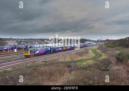 Zurückgenommene Arriva Northern Bahnklasse 142 Schrittmacherzüge, die bei Barrow In Furness Carriage Sidings gelagert werden, die auf die Verschrottung warten. Stockfoto