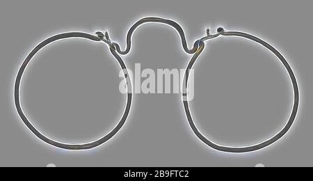 Runder Brillenrahmen aus gebogenem Metall, Squeeze Gläser Augenlinsenboden finden Kupfermetall, gezogene gebogene Pressgläser aus gelbem Kupferprofilrahmen aus einem Kupferstreifen. Gebogenes Nasenstück. Gläser werden durch ziehen der Ovale mit einem Stück Kupferdraht eingeklemmt. Archäologie Rotterdam-Noord Agniesebuurt Schiebade St. Franciscus sehen Sie die Pension auf der Suche nach einem optikeruntersten Müll unter der façade des St Franciscus Gasthuis Schiebade Rotterdam Stockfoto