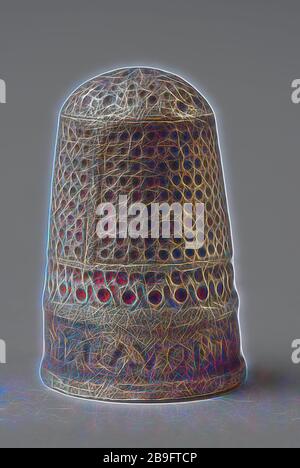 Fingerhut Silber mit Muster von Gruben, am unteren Rand der Inschrift Catalina Blavoet 1595, Fingerhut Nähzeug Boden finden, silber Metall, Guss Silber Fingerhut mit Unterkante mit Catalina Blavoet 1595 mit Ring und band mit Ringen vor; darüber hinaus ragte Seite unregelmäßig von großen und in vertikalen Linien durch Bands in drei Fächer unterteilt; mäßig dicke Mauer; die Nut zwischen den seitlichen und oberen; oben ist fein in Spiralform mit Sun oder Stern auf dem sphärischen oben gezeichnet; mögliche Silber Markierung auf der Innenseite CATALINA BLAVOET 1595 Archäologie Rotterdam Stadscentrum Stad Stockfoto