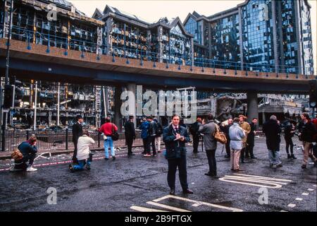 Journalisten besuchen die Szene des Bombenanschlags der Londoner Docklands vom 2. September 1996, nachdem die IRA eine Lastwagenbombe in South Quay detonierte und zwei tötete und Schäden im Wert von 150 Millionen £anrichtete. Stockfoto