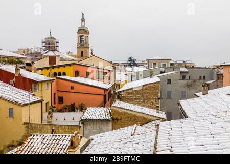 Auf den Dächern von Foligno, in der umbrischen Region Italiens, fällt unerwarteter Schnee Stockfoto