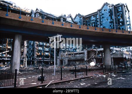 Am Tag nach der Bombardierung Londons Docklands vom 9. Februar 1996, nachdem die IRA eine mächtige Lastwagenbombe in South Quay detonierte, zwei tötete und Schäden im Wert von 150 Millionen £anrichtete. Stockfoto