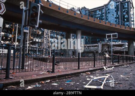 Nach der Bombardierung Londons Docklands vom 9. Februar 1996, nachdem die IRA eine mächtige Lastwagenbombe in South Quay detonierte, zwei tötete und Schäden im Wert von 150 Millionen £anrichtete. Stockfoto