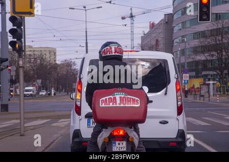 Leere, menschenleere Straße in Warschau, Polen während der Coronavirus Pandemie - Lebensmittel, Pizza-Lieferung Stockfoto