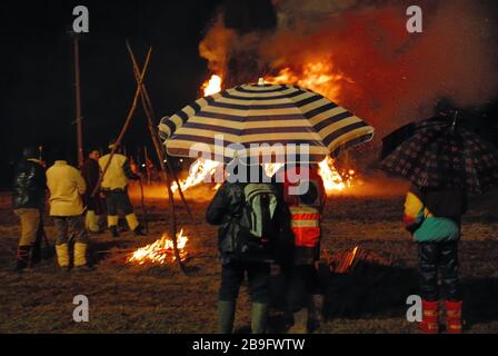 Die Lagerfeuer Anfang des Jahres sind eine beliebte Tradition Nordostitaliens. Der Brauch leitet sich von reinigenden und propitiativen Riten keltischen Ursprungs ab. Die Kelten zündeten Feuer an, um sich mit der Göttlichkeit zu ingratitieren und verbrannten eine Marionette, die die Vergangenheit darstellte. Als das Feuer brannte, schrieen und sangen die Bauern im Kreis. Stockfoto