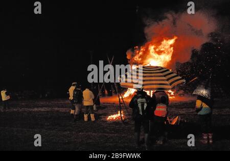 Die Lagerfeuer Anfang des Jahres sind eine beliebte Tradition Nordostitaliens. Der Brauch leitet sich von reinigenden und propitiativen Riten keltischen Ursprungs ab. Die Kelten zündeten Feuer an, um sich mit der Göttlichkeit zu ingratitieren und verbrannten eine Marionette, die die Vergangenheit darstellte. Als das Feuer brannte, schrieen und sangen die Bauern im Kreis. Stockfoto