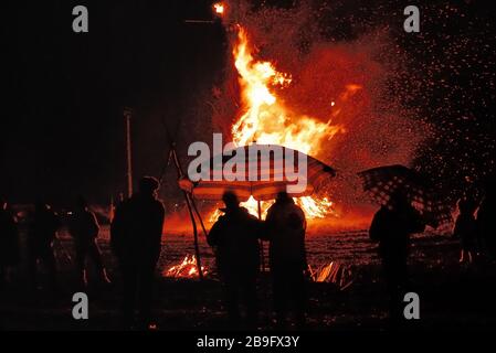 Die Lagerfeuer Anfang des Jahres sind eine beliebte Tradition Nordostitaliens. Der Brauch leitet sich von reinigenden und propitiativen Riten keltischen Ursprungs ab. Die Kelten zündeten Feuer an, um sich mit der Göttlichkeit zu ingratitieren und verbrannten eine Marionette, die die Vergangenheit darstellte. Als das Feuer brannte, schrieen und sangen die Bauern im Kreis. Stockfoto