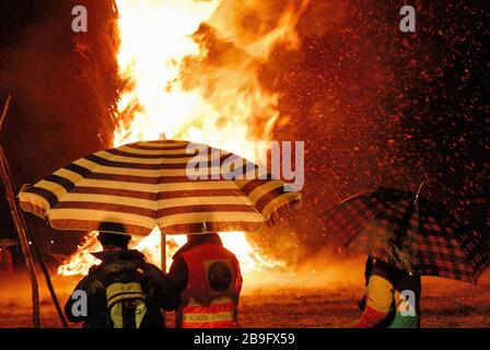 Die Lagerfeuer Anfang des Jahres sind eine beliebte Tradition Nordostitaliens. Der Brauch leitet sich von reinigenden und propitiativen Riten keltischen Ursprungs ab. Die Kelten zündeten Feuer an, um sich mit der Göttlichkeit zu ingratitieren und verbrannten eine Marionette, die die Vergangenheit darstellte. Als das Feuer brannte, schrieen und sangen die Bauern im Kreis. Stockfoto