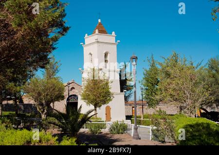 Der Kirchturm von San Lucas wurde im Jahre 1741 auf dem Hauptplatz des Dorfes Toconao in einer Oase am Salar de Atacama erbaut. Stockfoto