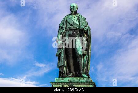 Details zum Denkmal von Karl Friedrich von Baden mit blauem Himmel im Hintergrund. In Der Nähe Von Schloss Karlsruhe, Baden-Württemberg, Deutschland Stockfoto