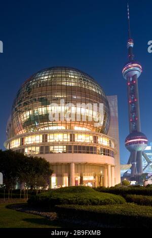 Shanghai, China, Shanghai International Cenvention Center und Oriental Pearl Tower in Pudong. Stockfoto