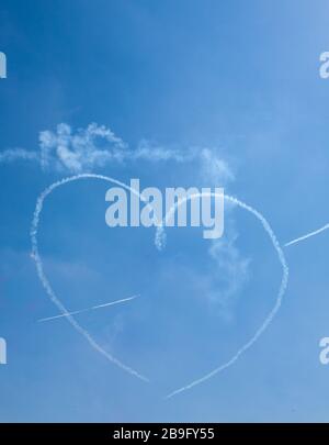 Ein Herz am Himmel, das vom Red Arrows Display-Team, Goodwood Festival of Speed 2018, aufgeführt wird Stockfoto