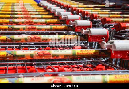 Heinsberg, Deutschland - 23. März. 2020: Nahaufnahme der isolierten Einkaufswagen der deutschen Supermarkt-Discounterkette Netto Marken Discount Stockfoto