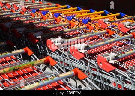 Heinsberg, Deutschland - 23. März. 2020: Nahaufnahme der isolierten Einkaufswagen der deutschen Supermarkt-Discounterkette Netto Marken Discount Stockfoto