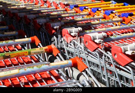 Heinsberg, Deutschland - 23. März. 2020: Nahaufnahme der isolierten Einkaufswagen der deutschen Supermarkt-Discounterkette Netto Marken Discount Stockfoto