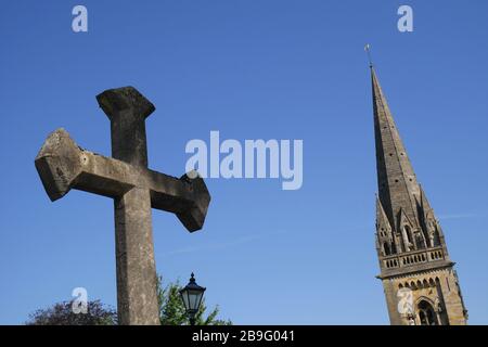 Stadtkreuz und Turmspitze der Kathedrale von Llandaff, Llandaff, Cardiff, Wales, Großbritannien Stockfoto