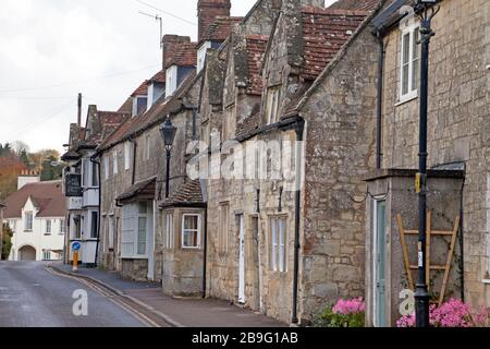 Eine Reihe von Reihenhäusern in der Church Street in der Stadt Tisbury in Wiltshire. Stockfoto