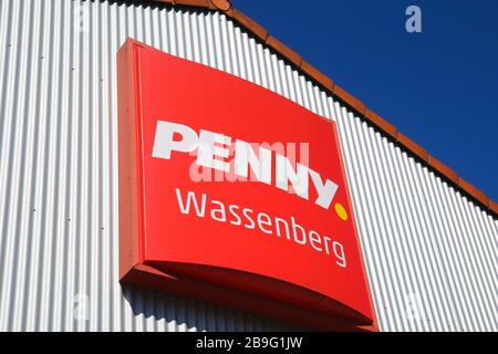 Wassenberg, Deutschland - 23. März. 2020: Nahaufnahme des isolierten Zeichens der deutschen Lebensmitteldiscounterkette Penny gegen den klaren blauen Himmel Stockfoto