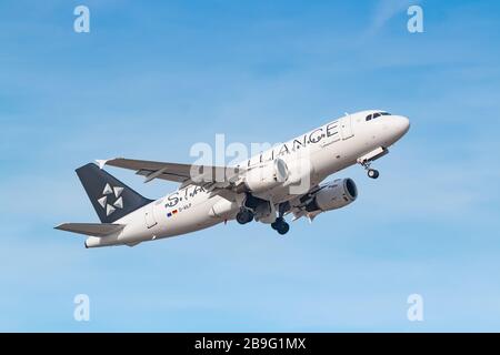 München, Deutschland - 15. Februar 2020: Lufthansa Airbus A319 Flugzeug am Münchner Flughafen (MUC) in Deutschland. Airbus ist ein Flugzeughersteller aus Toulou Stockfoto