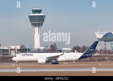 München, Deutschland - 15. Februar 2020: Lufthansa Airbus A350 Flugzeug am Münchner Flughafen (MUC) in Deutschland. Airbus ist ein Flugzeughersteller aus Toulou Stockfoto