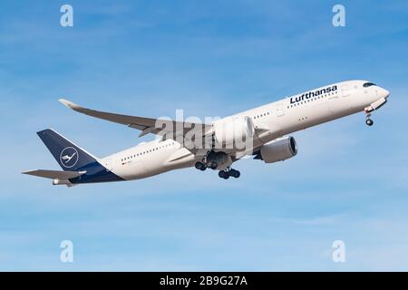 München, Deutschland - 15. Februar 2020: Lufthansa Airbus A350 Flugzeug am Münchner Flughafen (MUC) in Deutschland. Airbus ist ein Flugzeughersteller aus Toulou Stockfoto