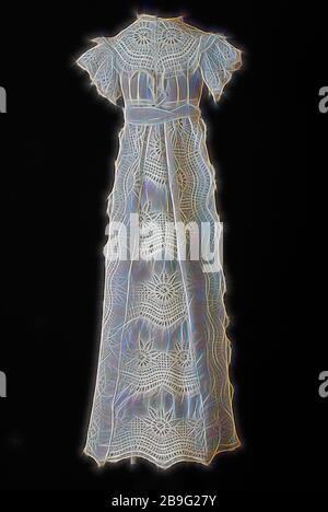 Lange breite Baby Dress in White Cotton, Vorne, über Ärmel und breit vorne auf dem Rock von groben Stickerei mit großen Rad-förmige Motive, Schleifenband, evtl. Taufe Kleid, Taufe Kleidung? Baby's Kleidung Kinder Kleidung Abend tragen Kleidung aus Baumwolle Mitte zurück, Rock, Schulter w 24.0 unter w 117,0 Hülse, Kabelbinder, w 6,0 Textil volant Lange ausgestelltes Kleid oder Baby Kleid aus weißer Baumwolle der vorderen horizontalen Dekoration der breite Spitze auf der Seite in der Länge mit seitlichen Kanten mit Bogen Bänder und kurze ärmel kleid Baby Kind junge Mädchen Stockfoto