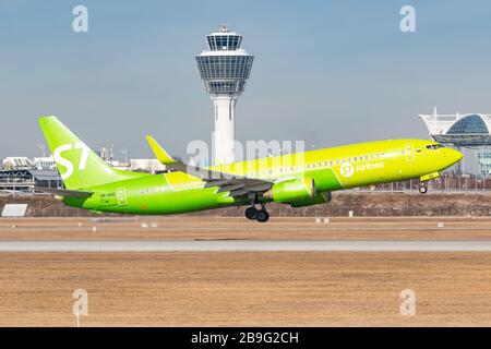 München, Deutschland - 15. Februar 2020: S7 Airlines Boeing 737 Flugzeug am Münchner Flughafen (MUC) in Deutschland. Boeing ist ein Flugzeughersteller mit Sitz in SE Stockfoto