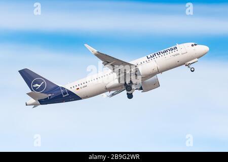 München - 15. Februar 2020: Lufthansa Airbus A320 Neo Flugzeug am Münchner Flughafen (MUC) in Deutschland. Airbus ist ein Flugzeughersteller von bis Stockfoto