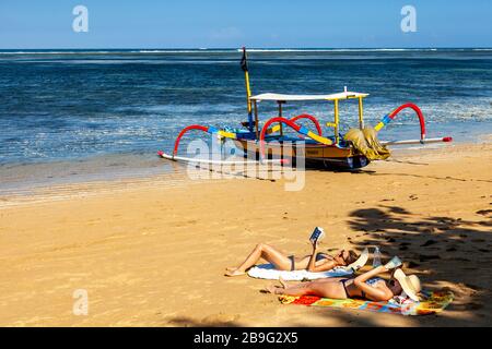Sonnenbaden Am Strand, Sanur Beach, Sanur, Bali, Indonesien. Stockfoto
