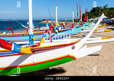 Traditionelle Jukung-Boote Am Sanur Beach, Bali, Indonesien. Stockfoto