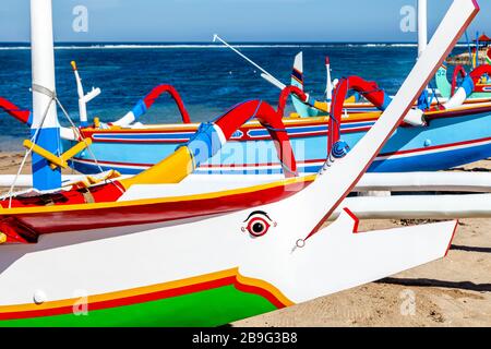 Traditionelle Jukung-Boote Am Sanur Beach, Bali, Indonesien. Stockfoto